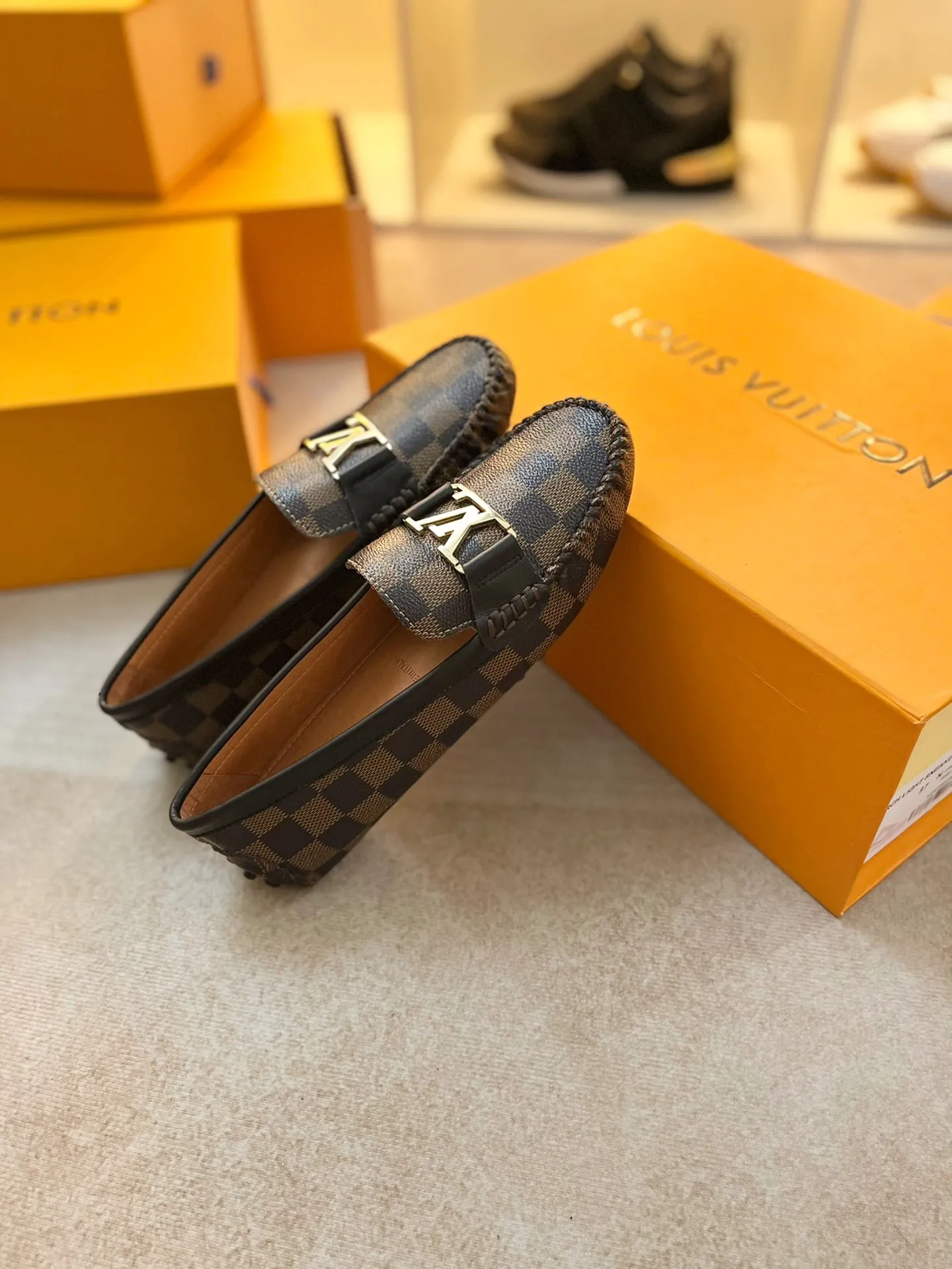 p460💰Couple model❤️🇫🇷 𝙇𝙤𝙪𝙞𝙨 𝙑𝙪𝙞𝙩𝙩𝙤𝙣 🇫🇷Louis Vuitton 2023 Classic𝓛𝓿 𝓣𝓻𝓪𝓲𝓷𝓮𝓻 Sports Series ➪➪➪¯ [Arizona Doudou Shoes Series] ▪️▪️▪️Arizona slip-on shoes are made of Monogram Eclipse canvas. Its hand-painted and dyed edges and hand-sewn uppers fully demonstrate Louis Vuitton's traditional shoemaking craftsmanship. This slip-on shoe is very lightweight. The integrated tongue and upper make it particularly comfortable and flexible. The soft outsole is equipped with rubber padding. Decorated with matching sash. Detailed features: ☑️Monogram Eclipse canvas ☑️Black Eclipse pattern ☑️Hand-painted shoe edges ☑️Hand-sewn uppers (each pair takes time to process) ☑️Integrated tongue and upper construction ☑️Outsole equipped with rubber lining ☑️size: 35_46